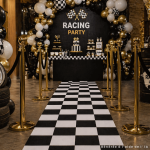 Alfombra de cumpleaños a cuadros para fiesta de cumpleaños con temática de coches