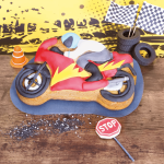 Decoración de tarta con forma de motocicleta hecha con pasta de azúcar