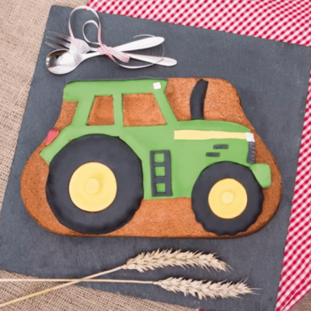 Pastel con forma de tractor con molde antiadherente 3D