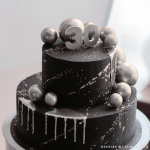 Adornos de bolas plateadas para decorar pasteles de cumpleaños festivos.