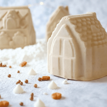 Molde de silicona 3D con forma de chalet navideño.