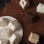 Molde de silicona 3D con forma de pueblo navideño para postres de chocolate.