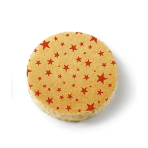 bizcocho decorado con motivos de estrellas navideñas rojas