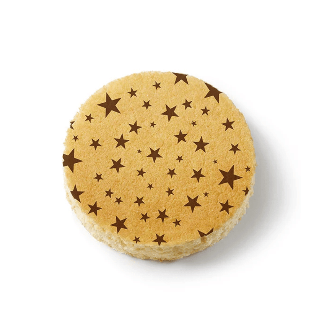 bizcocho decorado con motivos de estrellas marrones