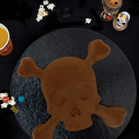 Pastel gigante con forma de calavera de París