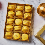 Caja de macarons dorados de Funcakes
